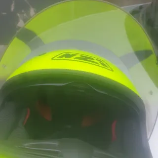 Casco de moto NZi amarillo fluorescente
