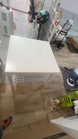 Mesa de comedor de madera blanca