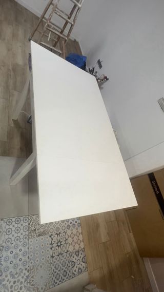 Mesa de comedor de madera blanca