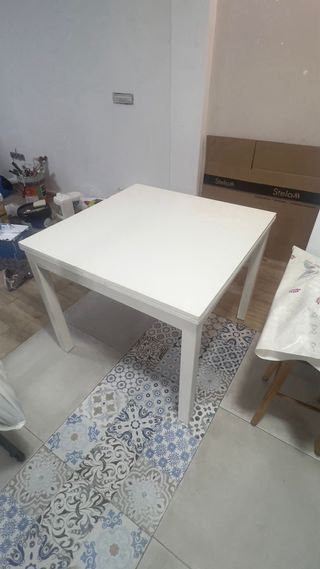 Mesa de comedor de madera blanca