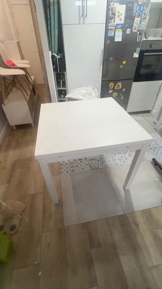 Mesa de comedor de madera blanca