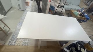Mesa de comedor de madera blanca