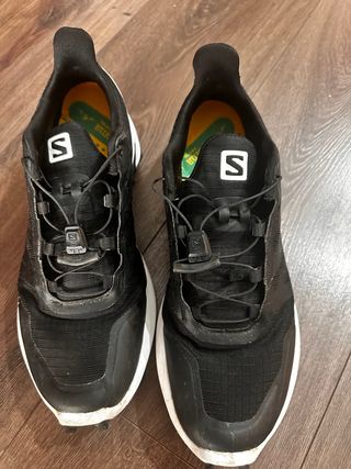 Zapatillas Salomon Negras y Blancas