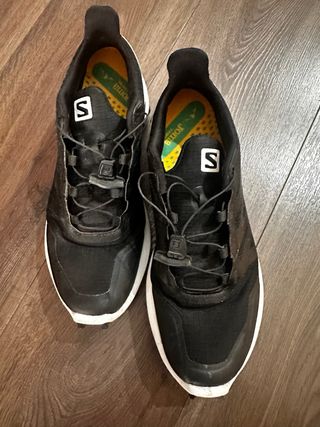 Zapatillas Salomon Negras y Blancas