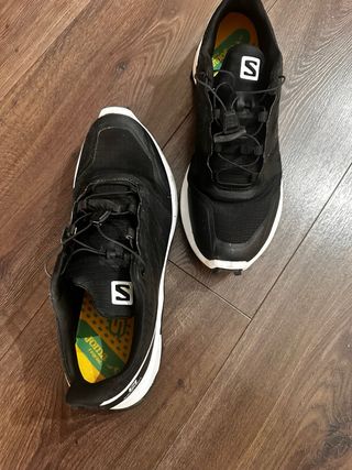 Zapatillas Salomon Negras y Blancas