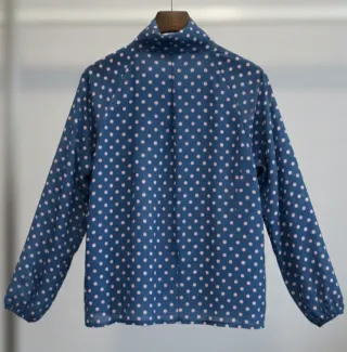 Camisa azul con lunares blancos