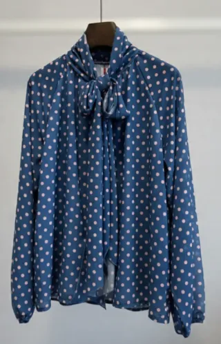 Camisa azul con lunares blancos