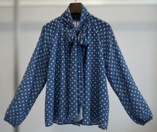 Camisa azul con lunares blancos