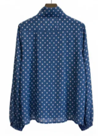 Camisa azul con lunares blancos