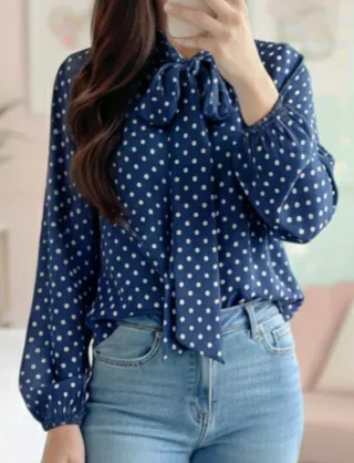 Camisa azul con lunares blancos