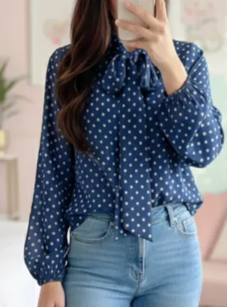 Camisa azul con lunares blancos