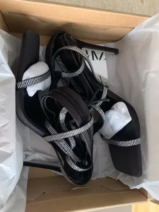 Sandalias joya raso tacón tiras brillo negras Zara