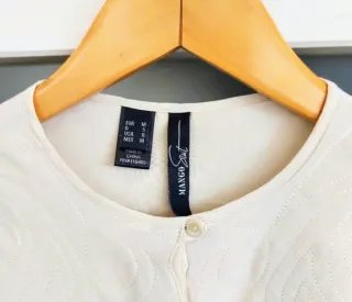 Mango Talla M - Blusa crema irisado festoneada