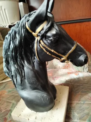 Pisapapeles caballo negro con detalles dorados