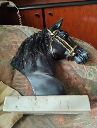 Pisapapeles caballo negro con detalles dorados