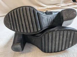 Botas altas de cuero y ante negro