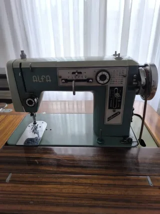 Máquina de coser ALFA vintage con mueble