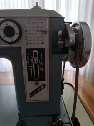 Máquina de coser ALFA vintage con mueble