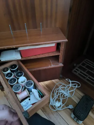 Máquina de coser ALFA vintage con mueble