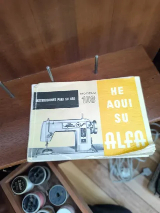 Máquina de coser ALFA vintage con mueble