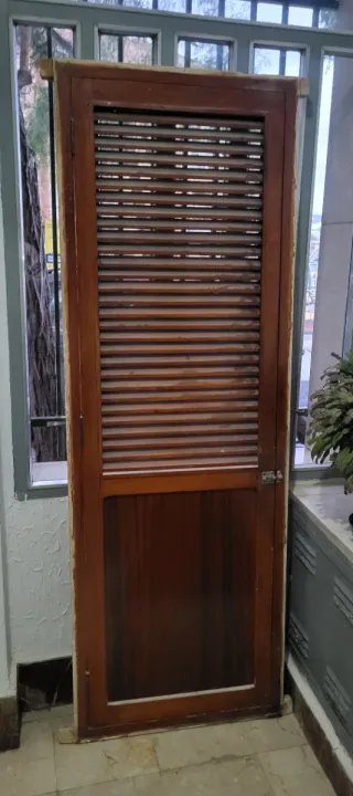 Puerta madera maciza con lamas