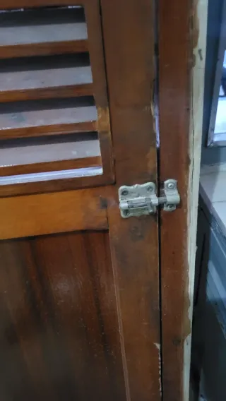 Puerta madera maciza con lamas