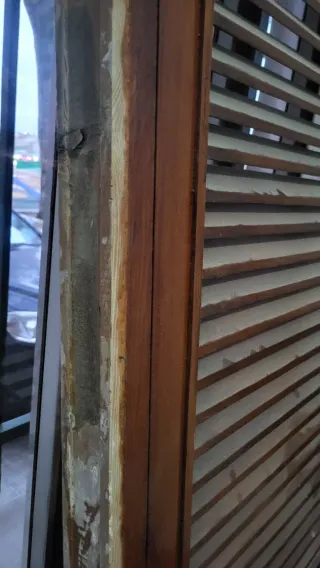 Puerta madera maciza con lamas