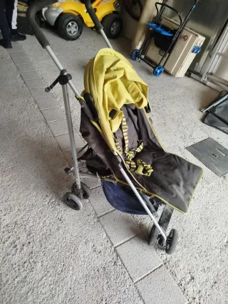 Carro de paseo amarillo y gris