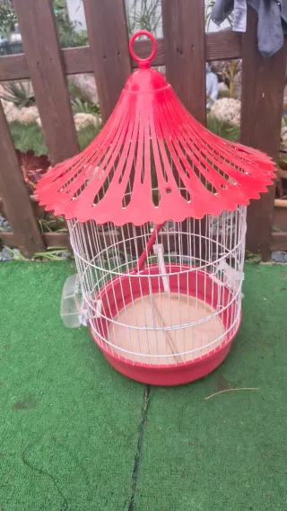 Jaula para pájaros roja y blanca
