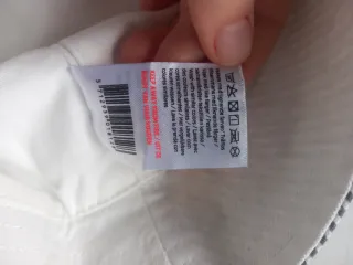 Gorra de rayas gris y blanco