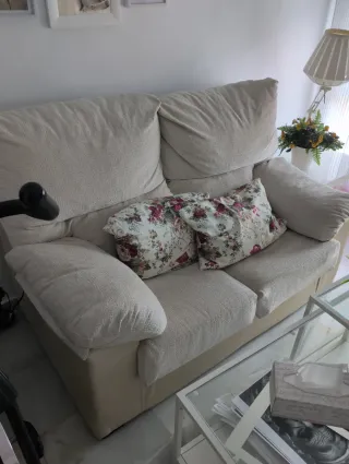 Sofá de piel y tela beige