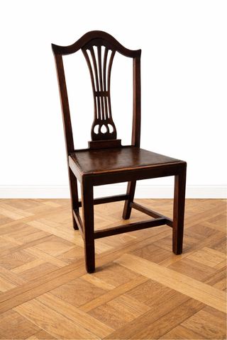 Silla de madera estilo clásico