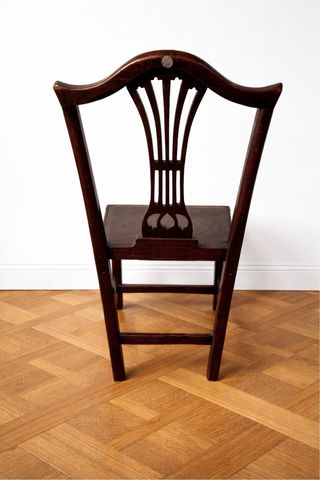 Silla de madera estilo clásico