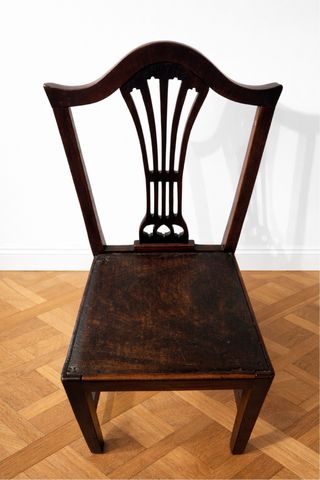 Silla de madera estilo clásico