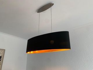 Lámpara colgante ovalada negra y dorada