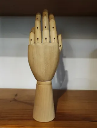 Mano articulada de madera (El Corte Inglés)