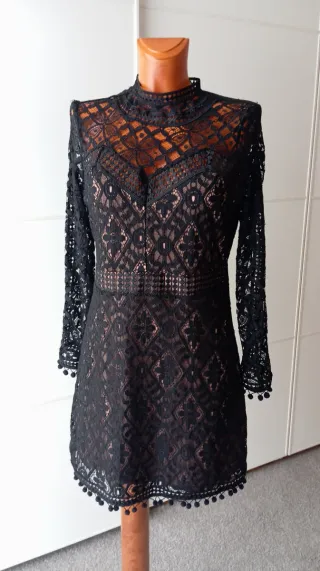 Vestido encaje negro. Sfera