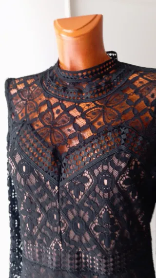 Vestido encaje negro. Sfera