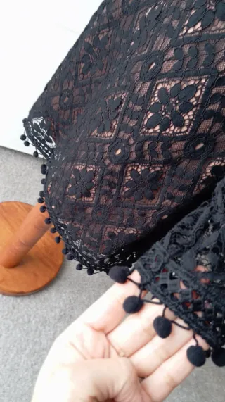 Vestido encaje negro. Sfera