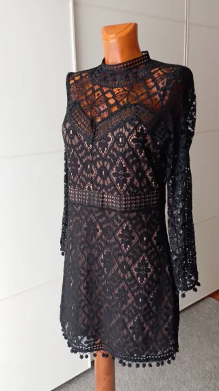 Vestido encaje negro. Sfera