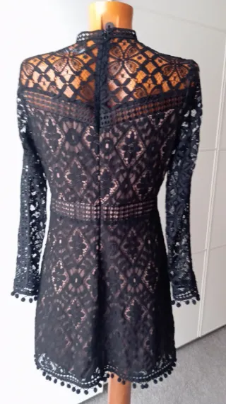 Vestido encaje negro. Sfera