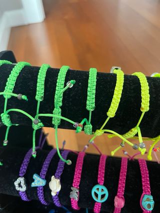 30 Pulseras Hilo con Colgantes + Expositor