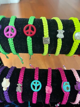 30 Pulseras Hilo con Colgantes + Expositor