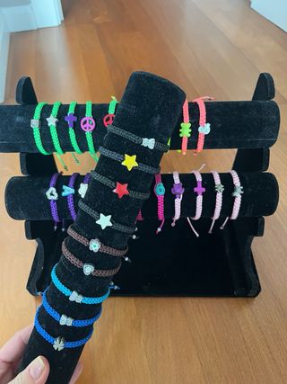 30 Pulseras Hilo con Colgantes + Expositor