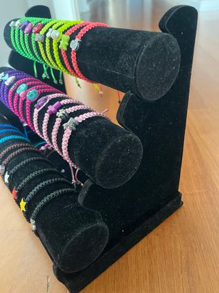 30 Pulseras Hilo con Colgantes + Expositor
