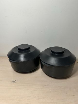 Boles de barro negros con tapa