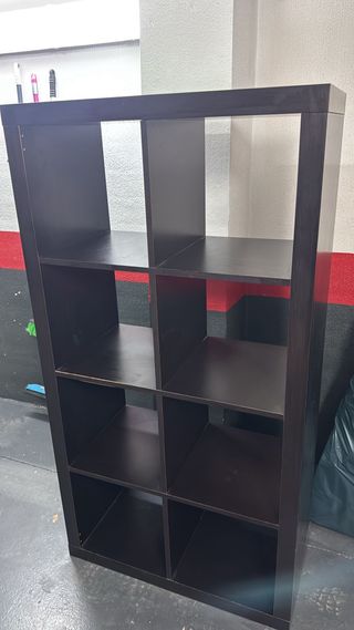 Estantería modular de madera oscura