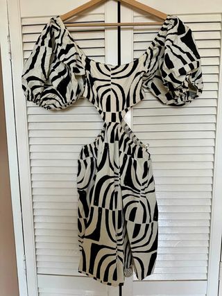 Vestido estampado geométrico manga cut out Zara