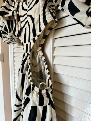 Vestido estampado geométrico manga cut out Zara