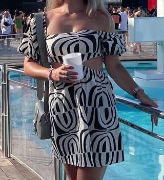 Vestido estampado geométrico manga cut out Zara